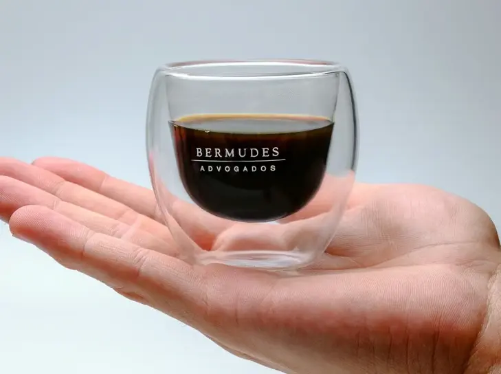 Copo de vidro para cafe personalizado com logo da empresa