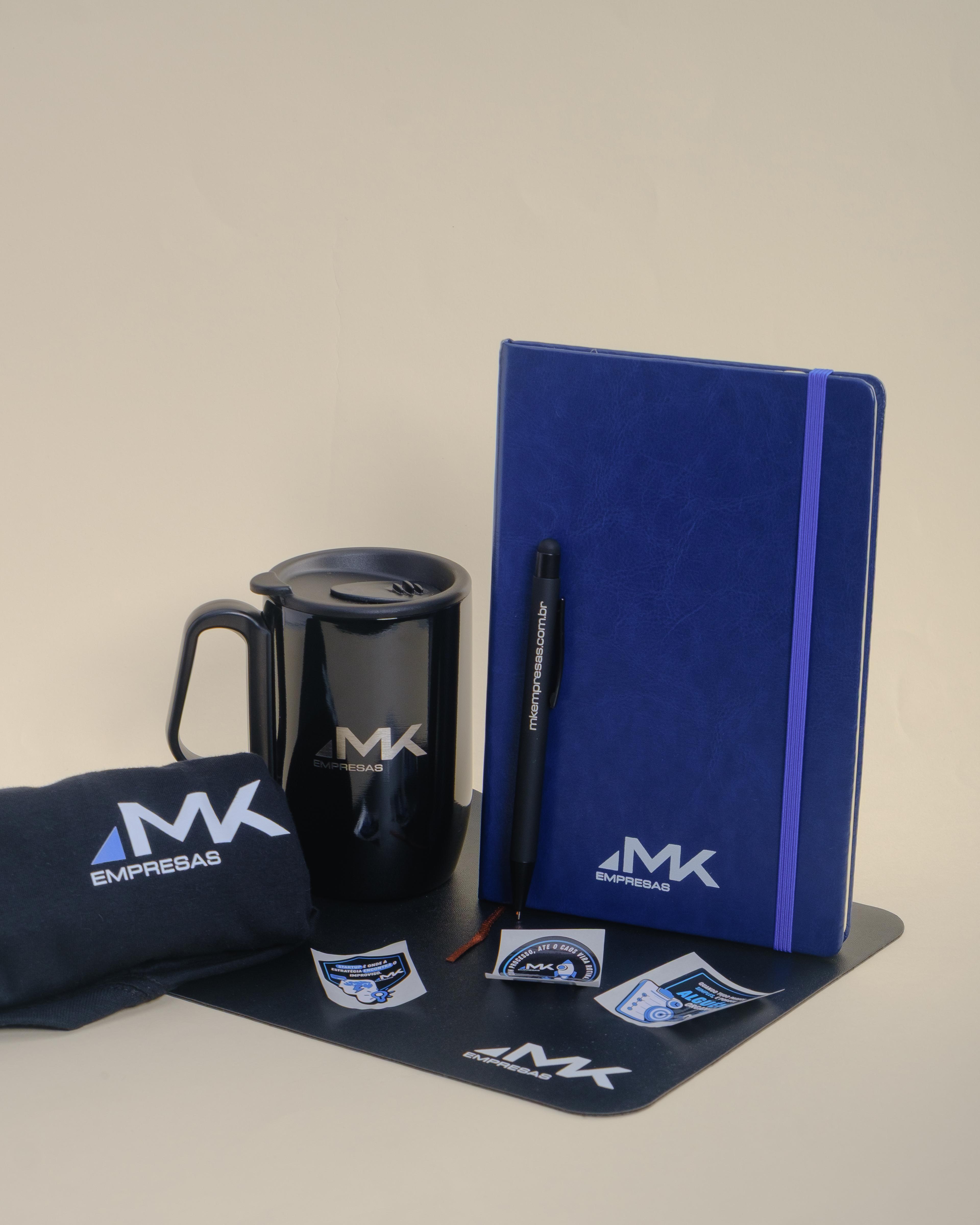 Kit de boas-vindas corporativo personalizado com copo termico, camiseta, moleskine e acessorios