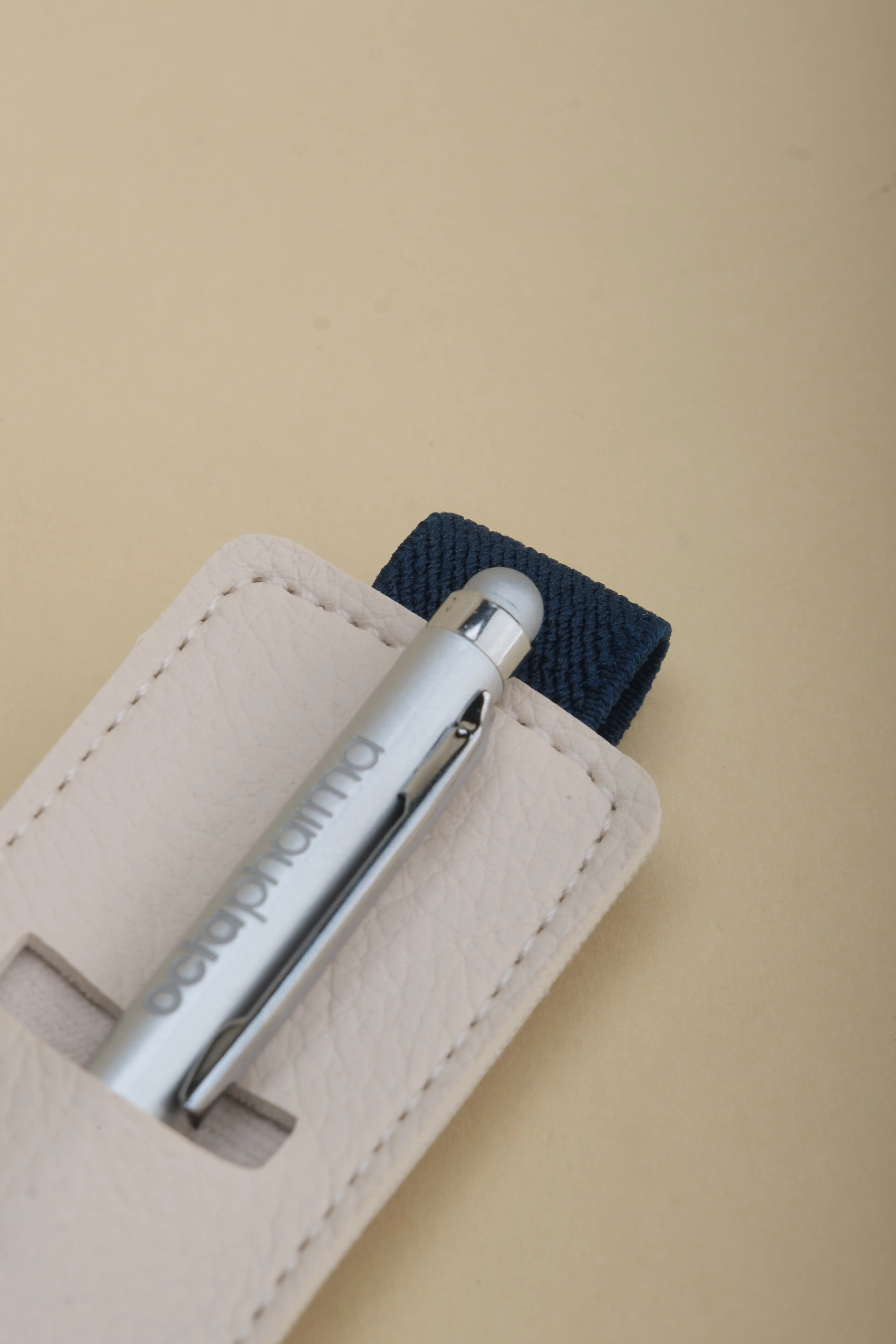 Kit com caneta de metal personalizada e porta-caneta corporativo