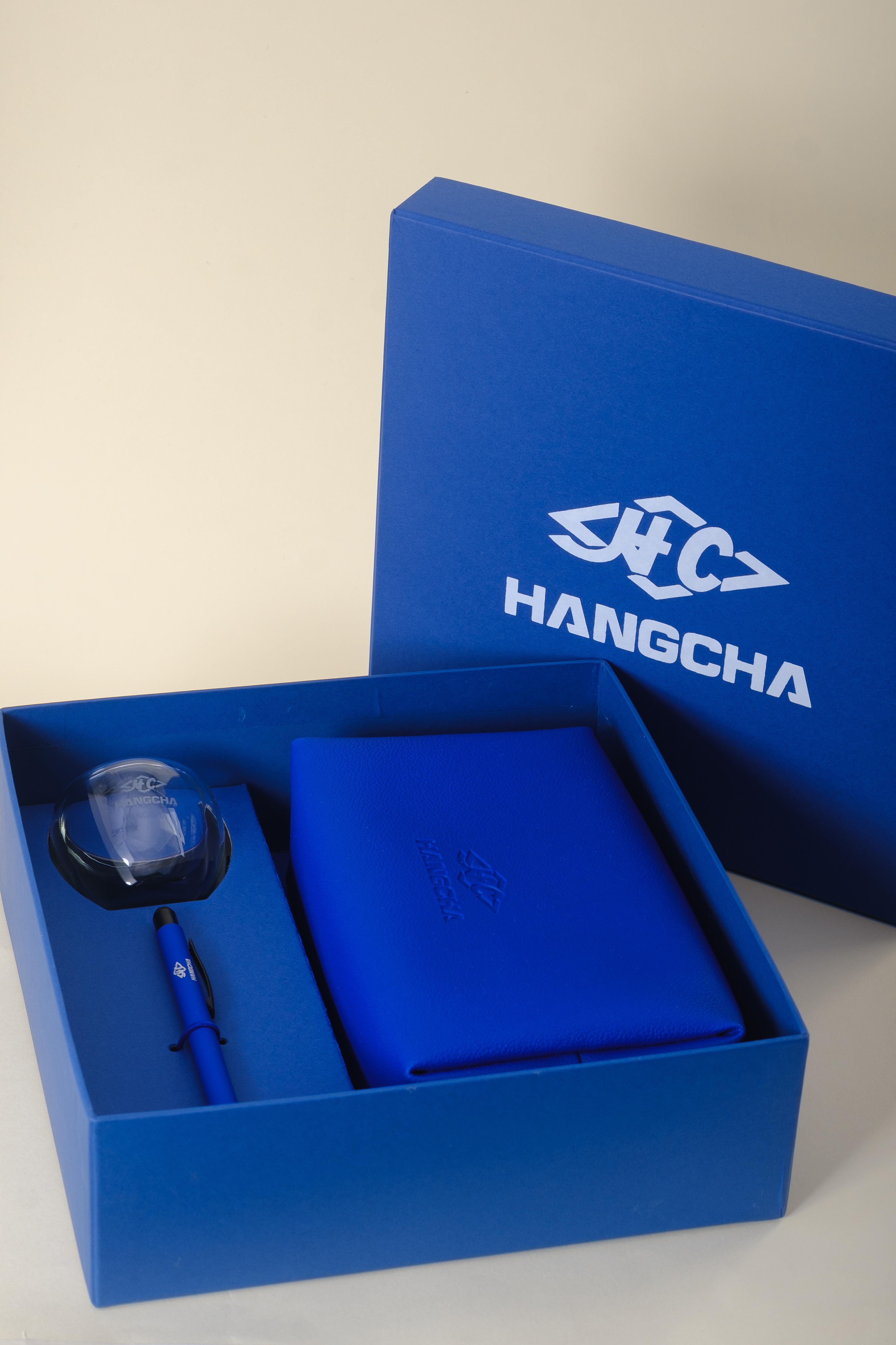 Kit onboarding premium para colaboradores contendo necessaire, copo de vidro e caneta personalizados