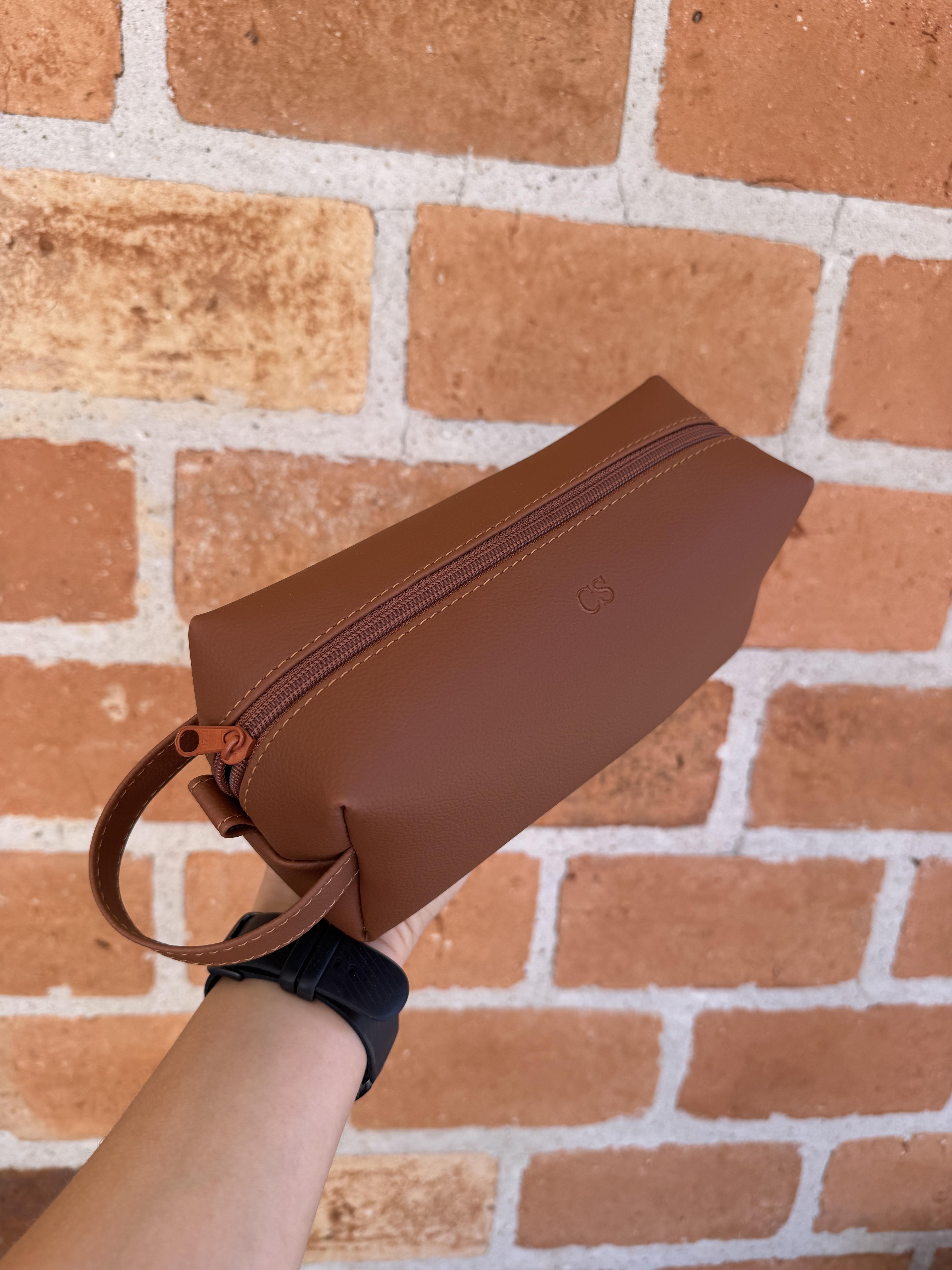 Necessaire em couro sintetico com alca personalizada para empresas