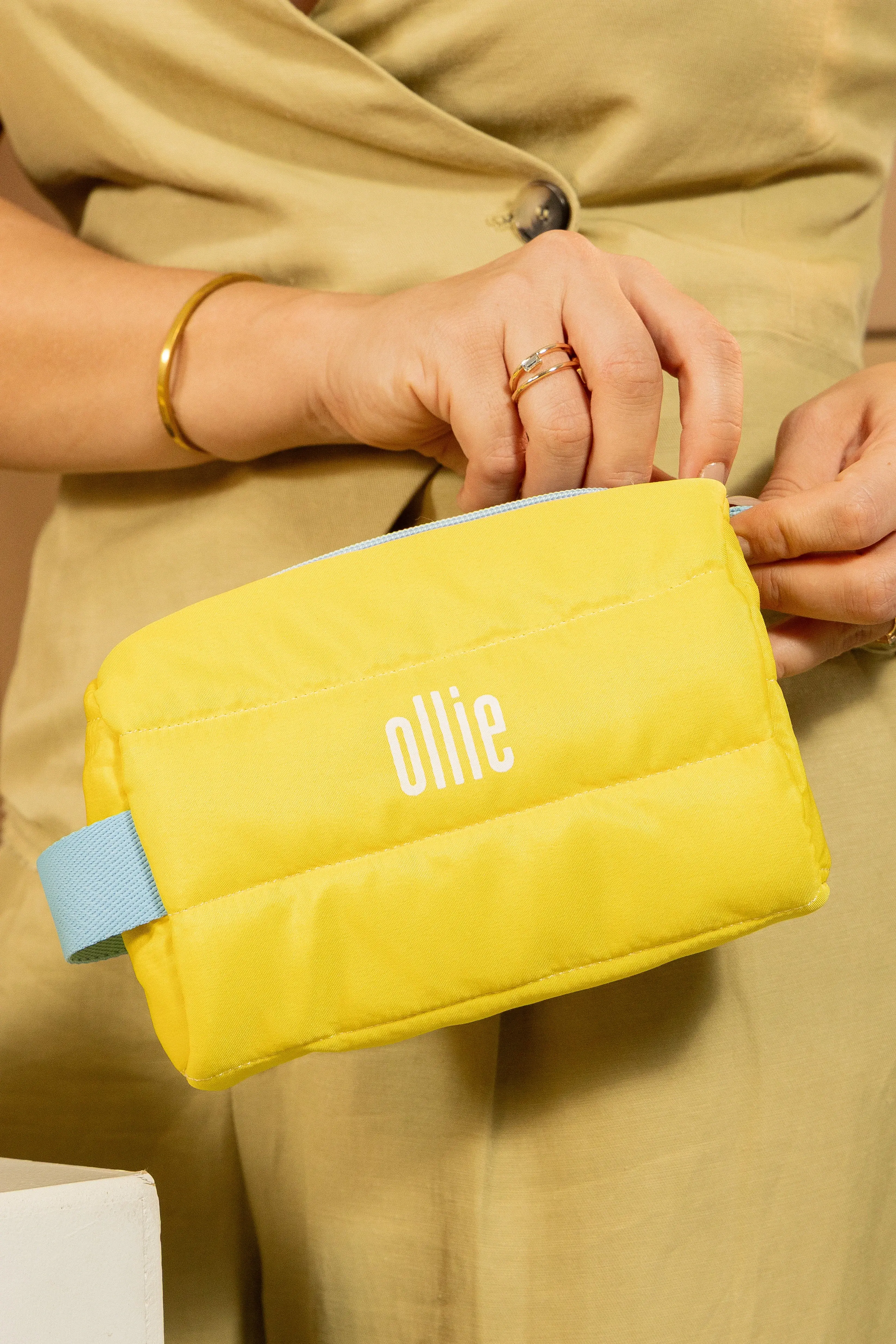 Necessaire fluffy personalizada para brinde corporativo