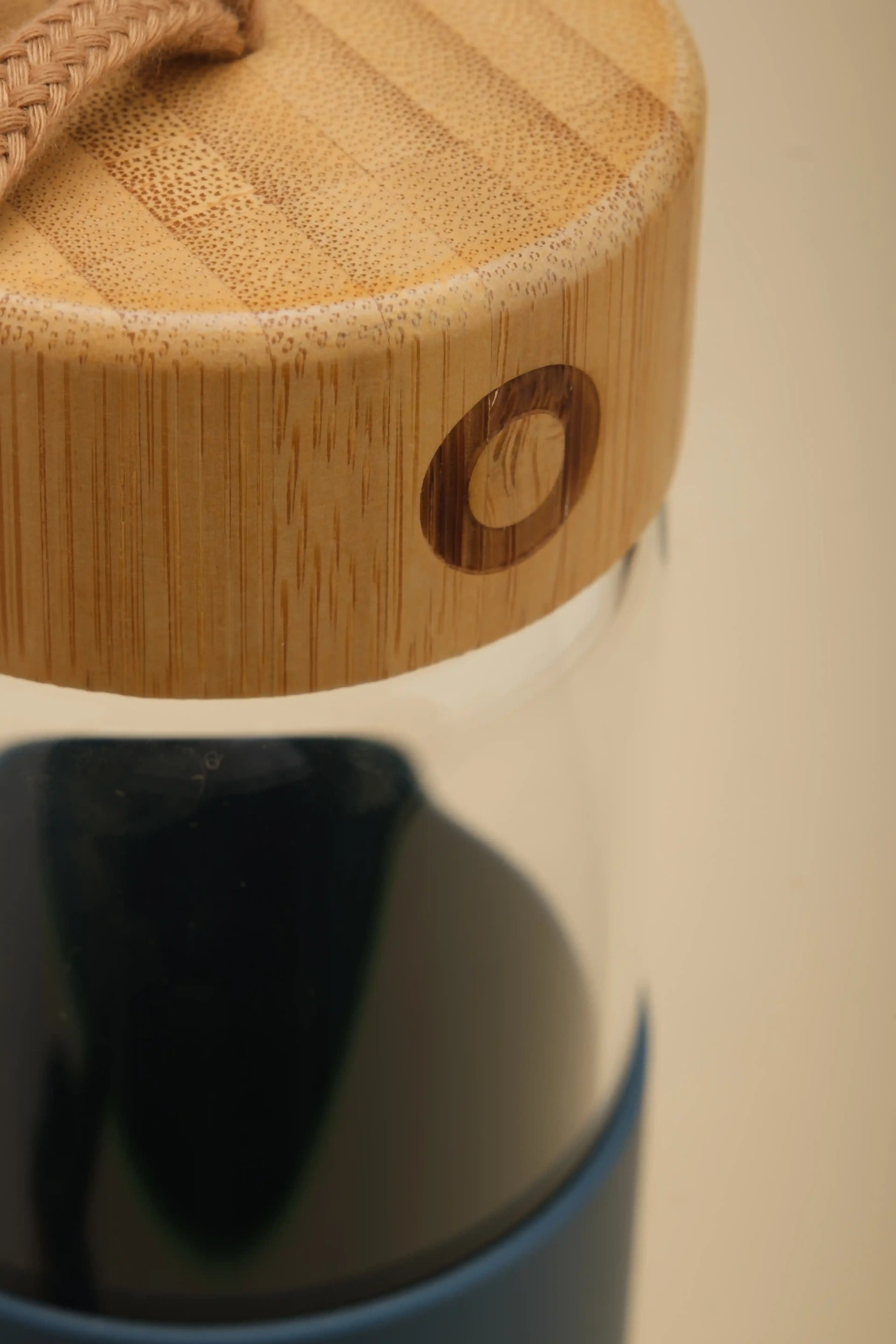 Garrafa personalizada Octapharma com tampa de madeira